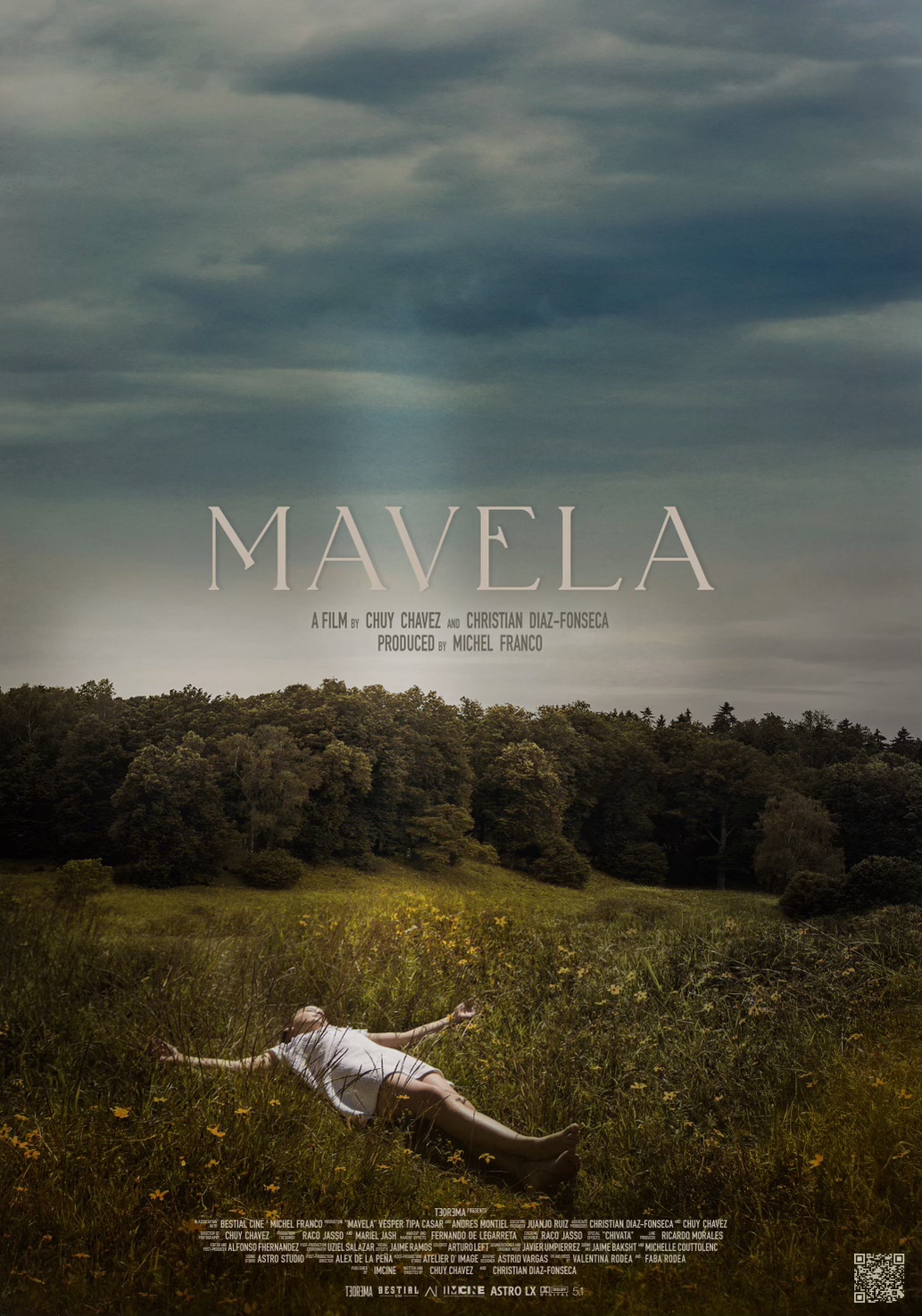 Póster de la película 'Mavela', mostrando a una persona caída en un campo verde con un cielo nublado de fondo y el título de la película en la parte superior.